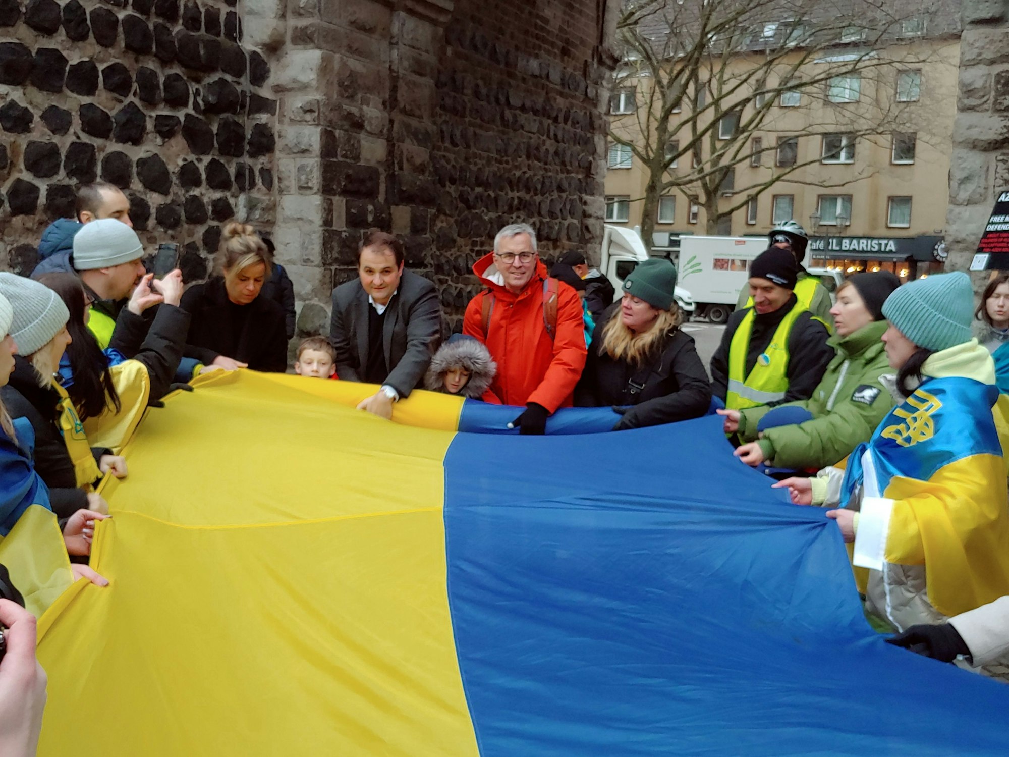 Zu der Kundgebung am Rudolfplatz sind am Samstag auch Landespolitiker wie (v.l.) Mona Neubaur und Nathanael Liminski nach Köln gekommen.