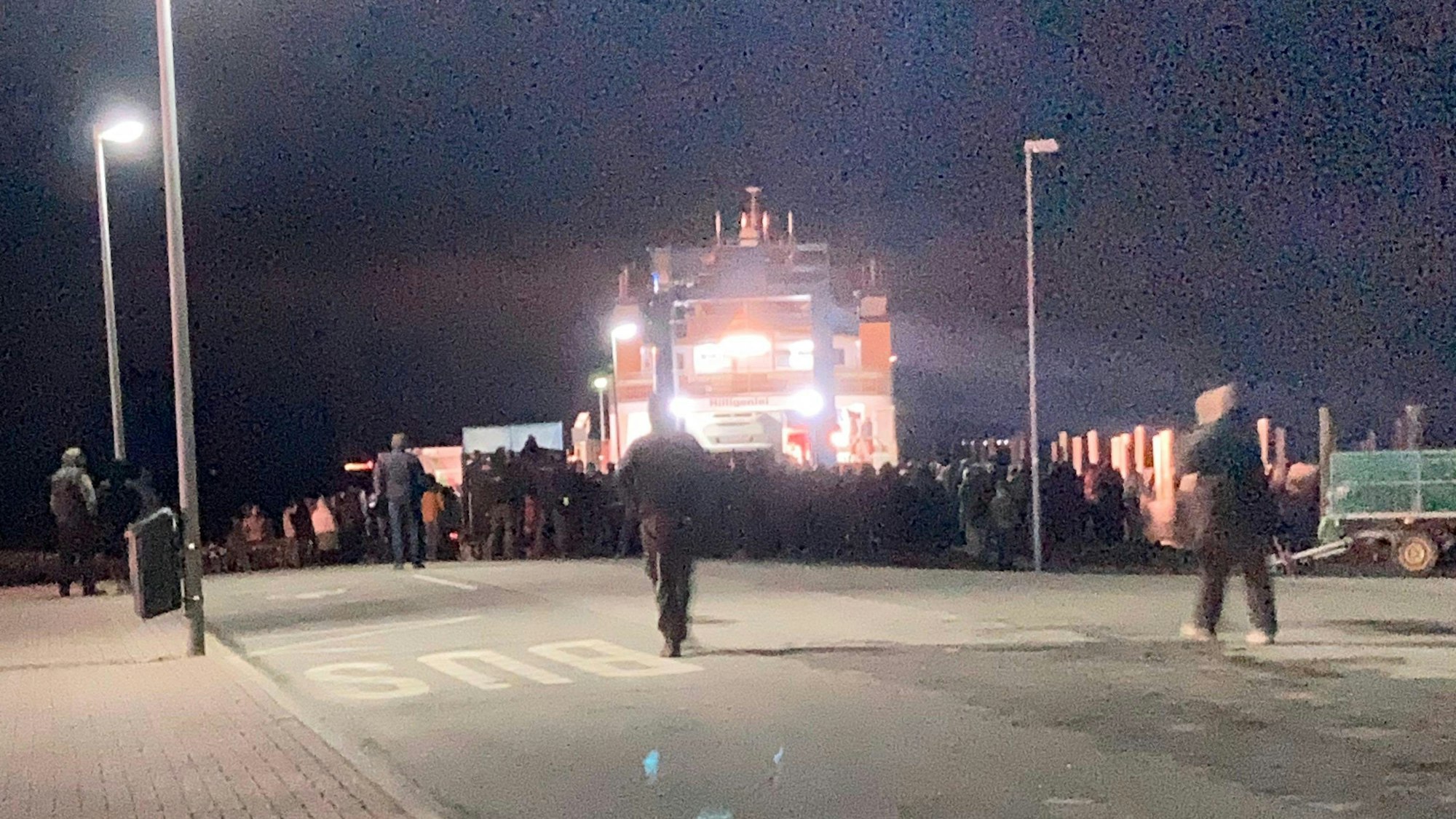 SCREENSHOT - 04.01.2024, Schleswig-Holstein, Schüttsiel: Wütende Bauern hindern Vizekanzler Robert Habeck (Grüne) in Schlüttsiel in Schleswig-Holstein am Verlassen einer Fähre. Wie ein Polizeisprecher der Deutschen Presse-Agentur sagtes, habe Habeck, der auch Wirtschaftsminister ist, deshalb wieder auf die Hallig Hooge zurückkehren müssen. Nach Angaben der Polizei handelte es sich um mehr als hundert Demonstranten. (Screenshot vom Video, bestmögliche Qualität) Foto: -/NEWS5/dpa +++ dpa-Bildfunk +++