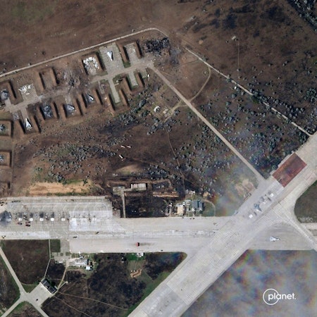 Das Satellitenbild zeigt zerstörte russische Flugzeuge auf dem Luftwaffenstützpunkt Saki nach einer Explosion im August 2022. Die Ukraine meldet nun erneut erfolgreiche Angriffe auf den russischen Militärflughafen.