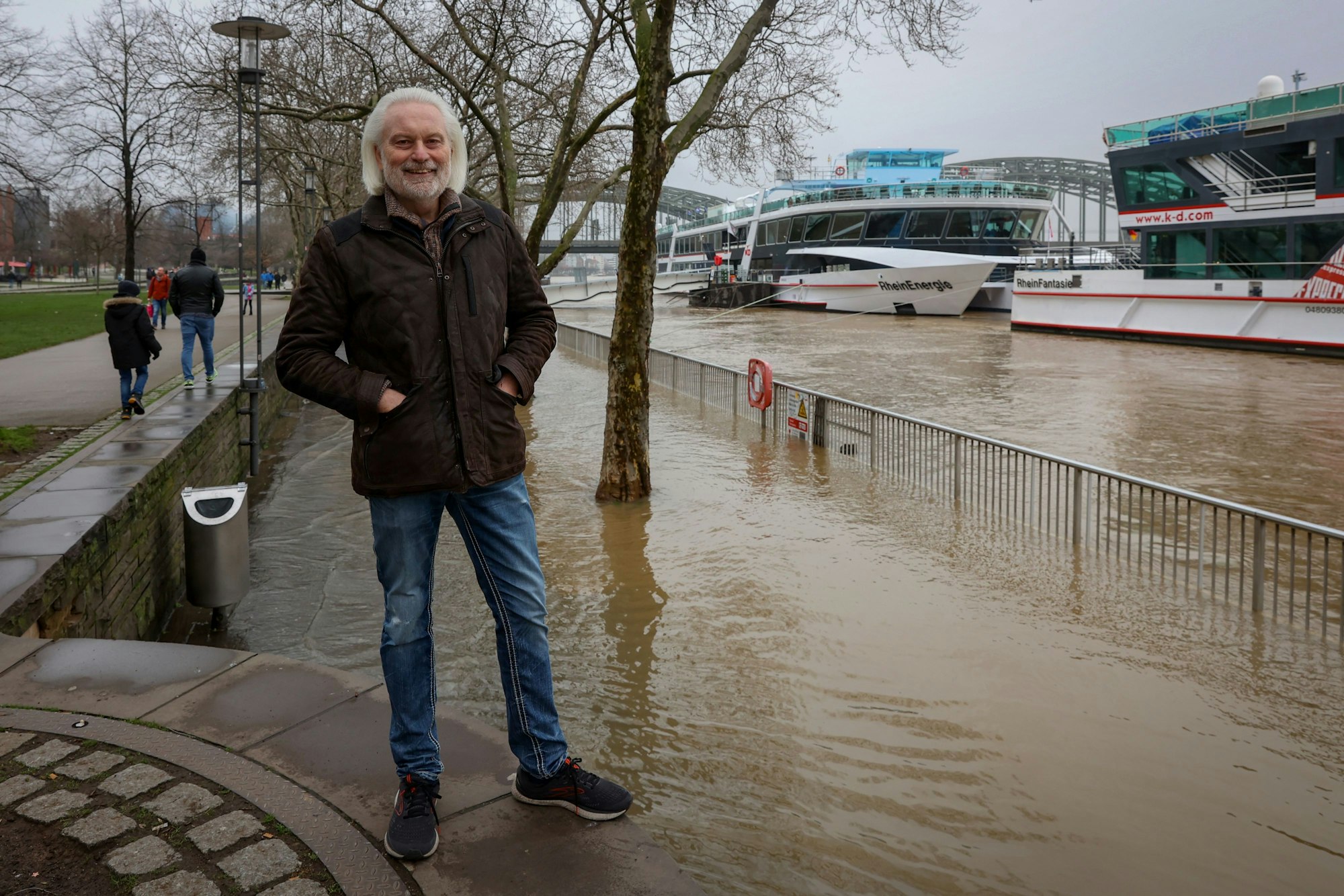 Joachim Groth an der Rheinuferpromenade in der Altstadt. Der untere Bereich steht unter Wasser