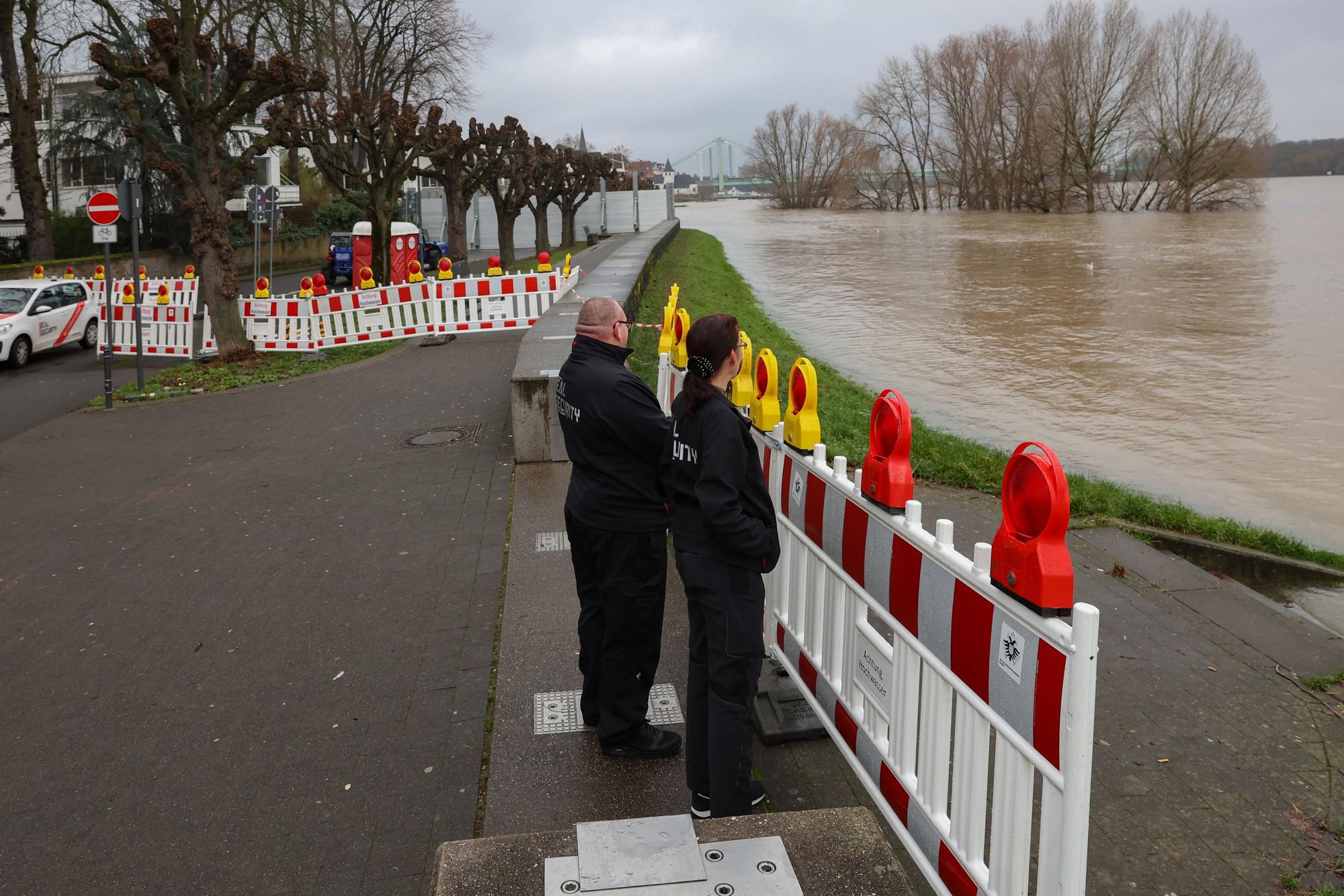 Security an der Uferstraße in Rodenkirchen blicken auf den Rhein