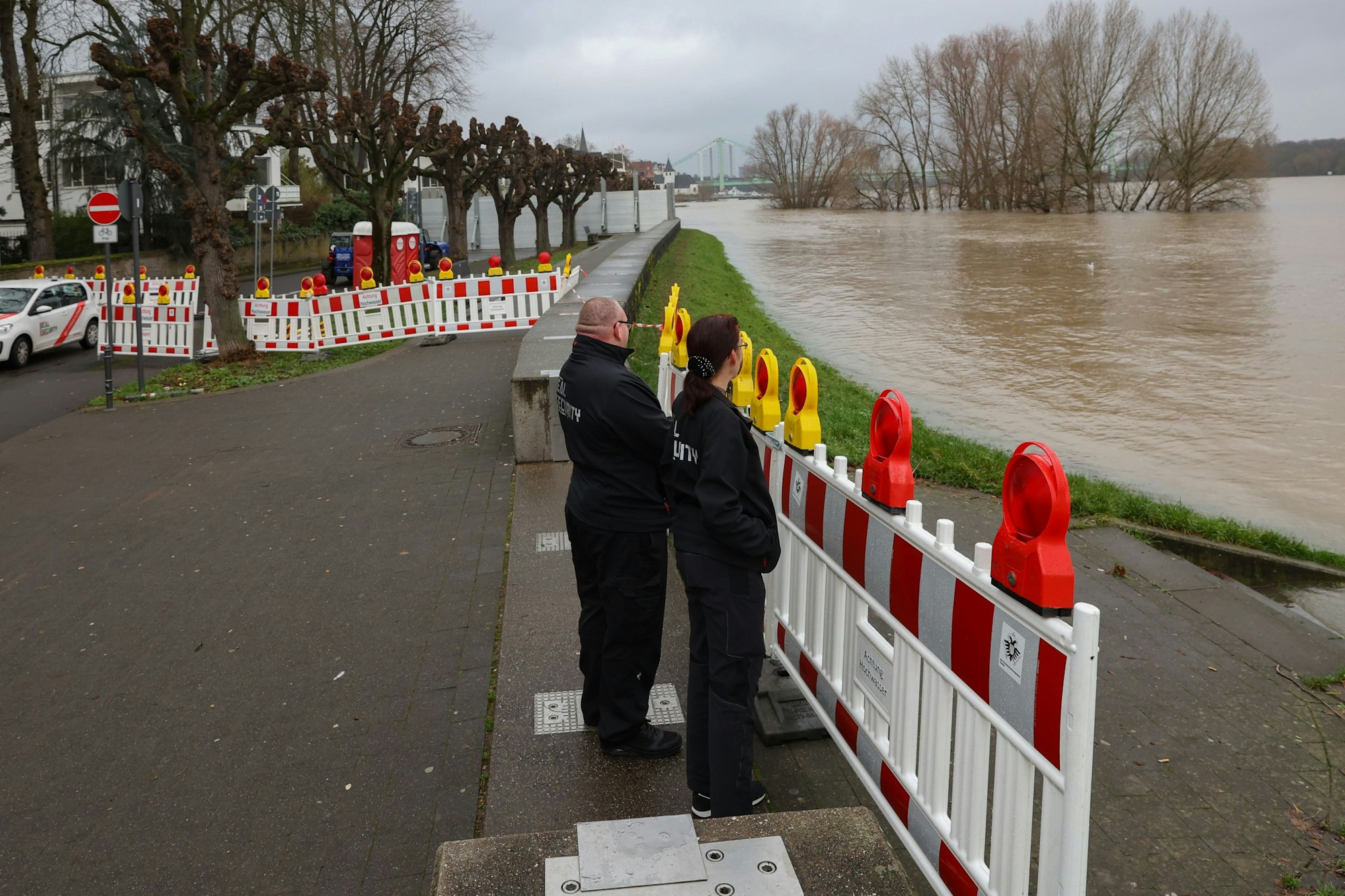 Security an der Uferstraße in Rodenkirchen blicken auf den Rhein