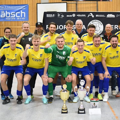 Die Nümbrechter Fußballer rufen ihre Freude über den Turniersieg heraus. Umrahmt werden sie dabei von den Turnierorganisatoren.