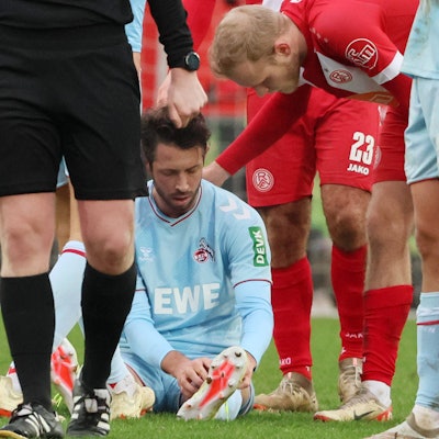 Mark Uth hat sich im Testspiel des 1. FC Köln bei Rot-Weiss Essen am Knie verletzt.