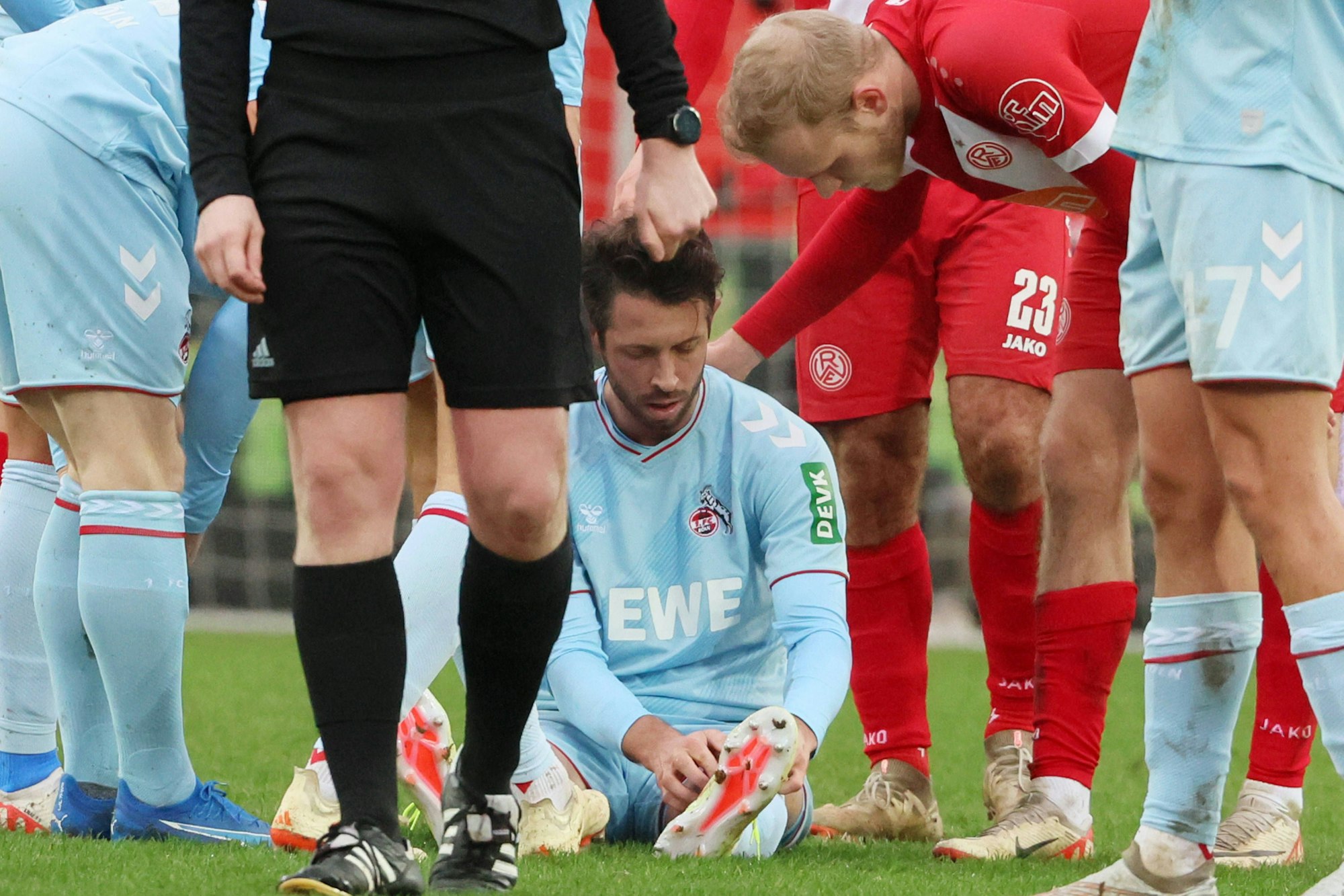 Mark Uth hat sich im Testspiel des 1. FC Köln bei Rot-Weiss Essen am Knie verletzt.