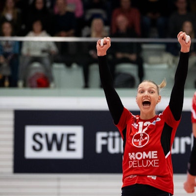 2. Bundesliga Frauen Pro: Schwarz-Weiss Erfurt vs. TSV Bayer 04 Leverkusen Erfurt 18.11.2023 Jubel, Laurine Vinkesteijn 12 TSV Bayer 04 Leverkusen Bildmitte und Svenja Enning 11 TSV Bayer 04 Leverkusen rechts 2. Bundesliga Frauen Pro: Schwarz-Weiss Erfurt vs. TSV Bayer 04 Leverkusen Riethsporthalle Erfurt 18.11.2023 *** 2 Bundesliga Women Pro Schwarz Weiss Erfurt vs TSV Bayer 04 Leverkusen Erfurt 18 11 2023 Cheering, Laurine Vinkesteijn 12 TSV Bayer 04 Leverkusen center and Svenja Enning 11 TSV Bayer 04 Leverkusen right 2 Bundesliga Women Pro Schwarz Weiss Erfurt vs TSV Bayer 04 Leverkusen Riethsporthalle Erfurt 18 11 2023 Copyright: xBEAUTIFULxSPORTS/Duehringx