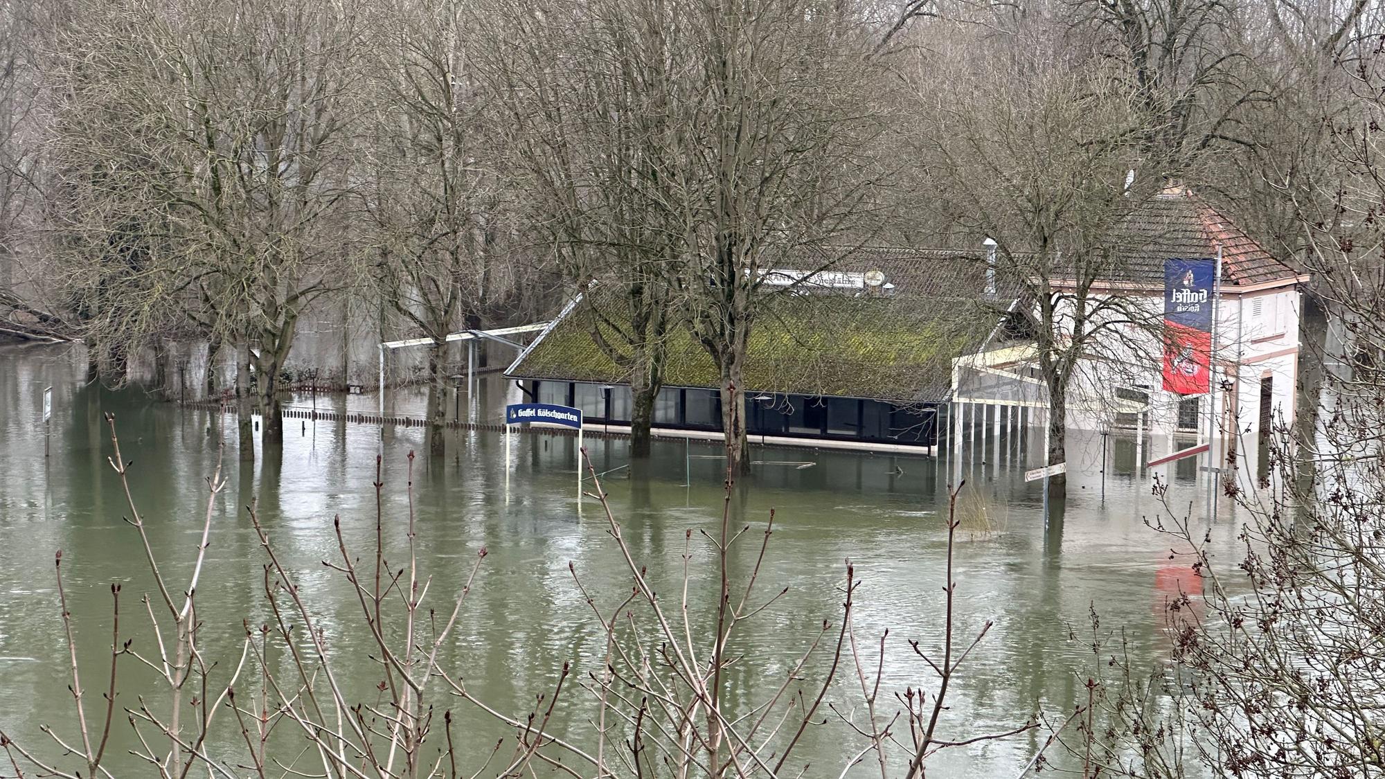 Das Restaurant Zur Siegfähre ist komplett überflutet.