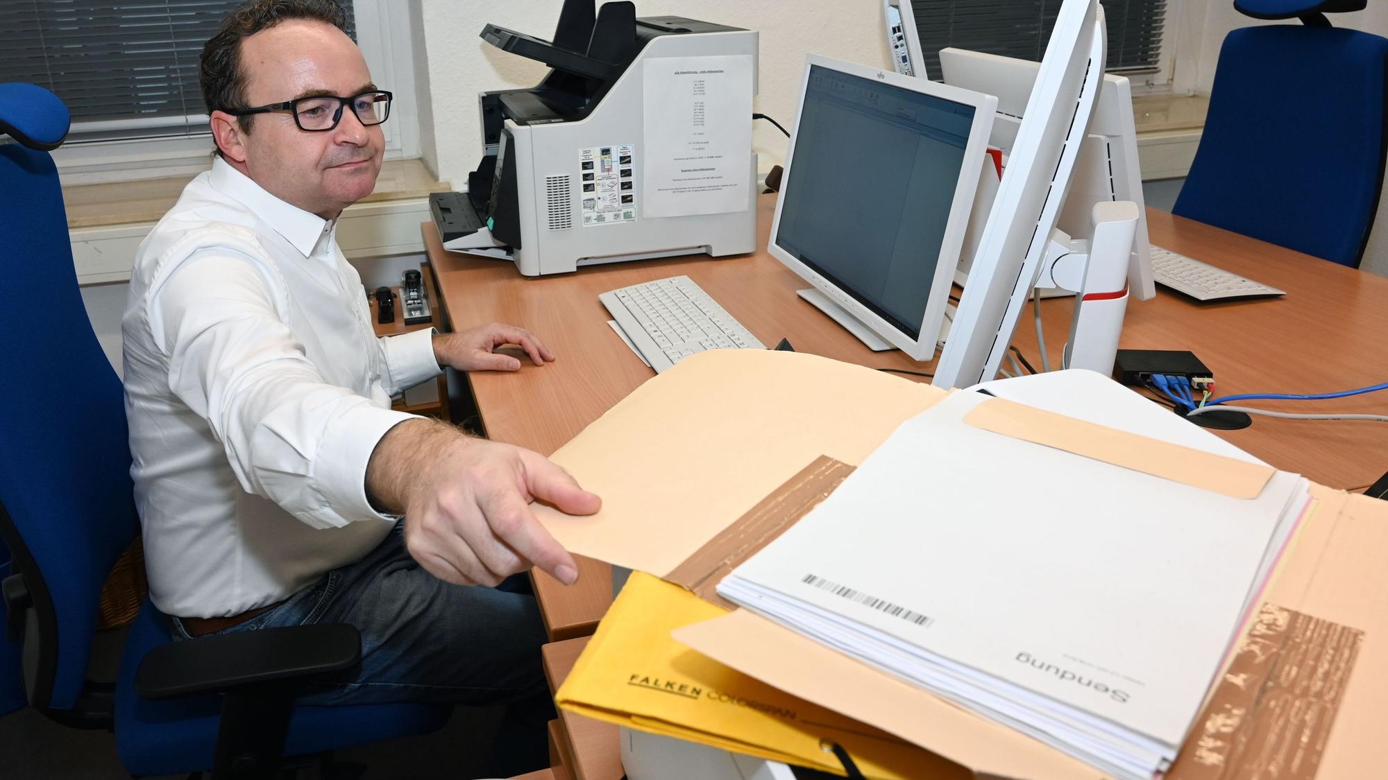 Noch immer müssen bei Gericht viele Dokumente gescannt werden. Nicht nur Andreas Dubberke, Gerichtsdirektor in Waldbröl, möchte das ändern. Hier sitzt er im Scanner-Raum des Amtsgerichts.