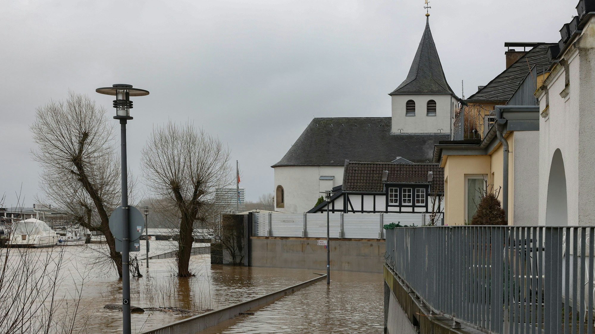 Hochwasser in Rodenkirchen, der Weg zum Rhein ist überspült.