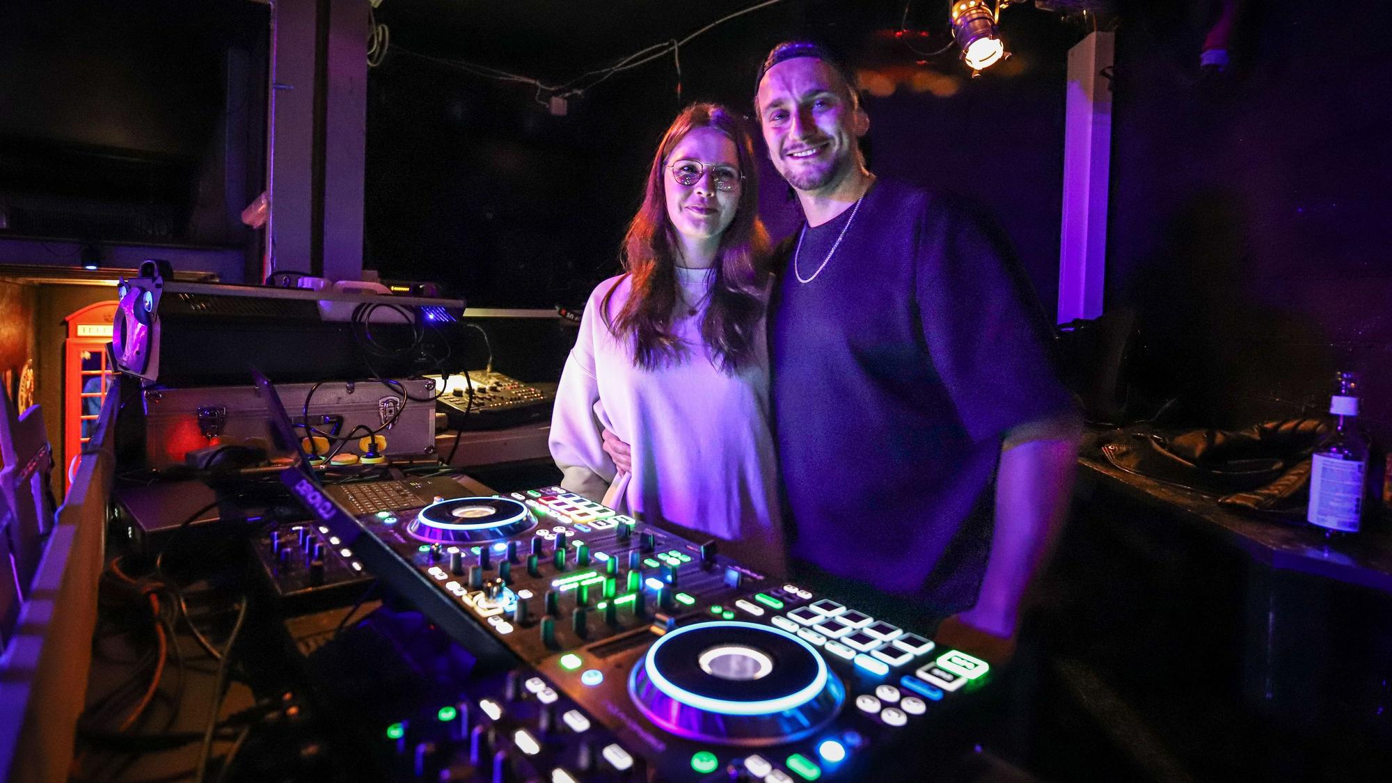 Die DJs Robinho (rechts) und DJ Ninaii (links) legten unter anderem Techno und House auf.