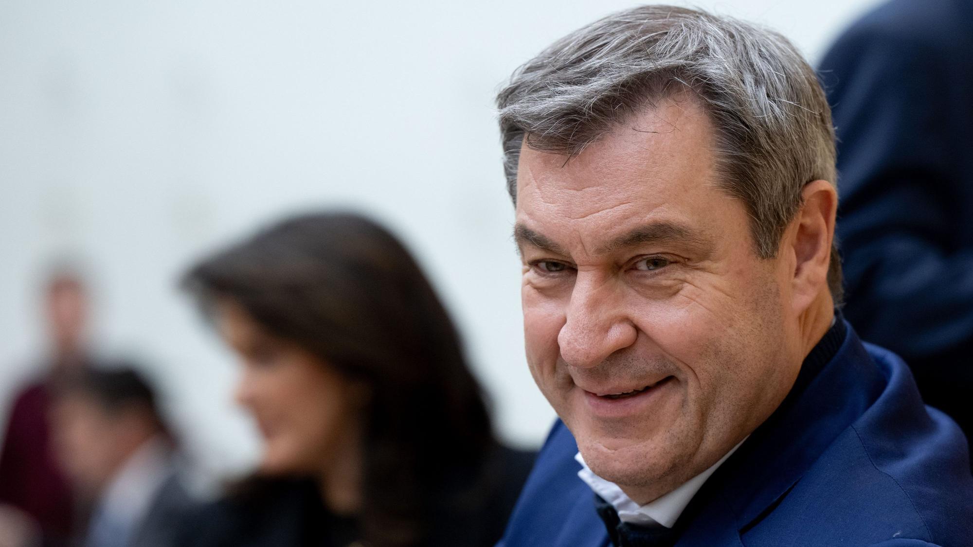 Markus Söder (CSU), Ministerpräsident von Bayern, sitzt im bayerischen Landtag vor einer Plenarsitzung im Plenarsaal auf seinem Platz.