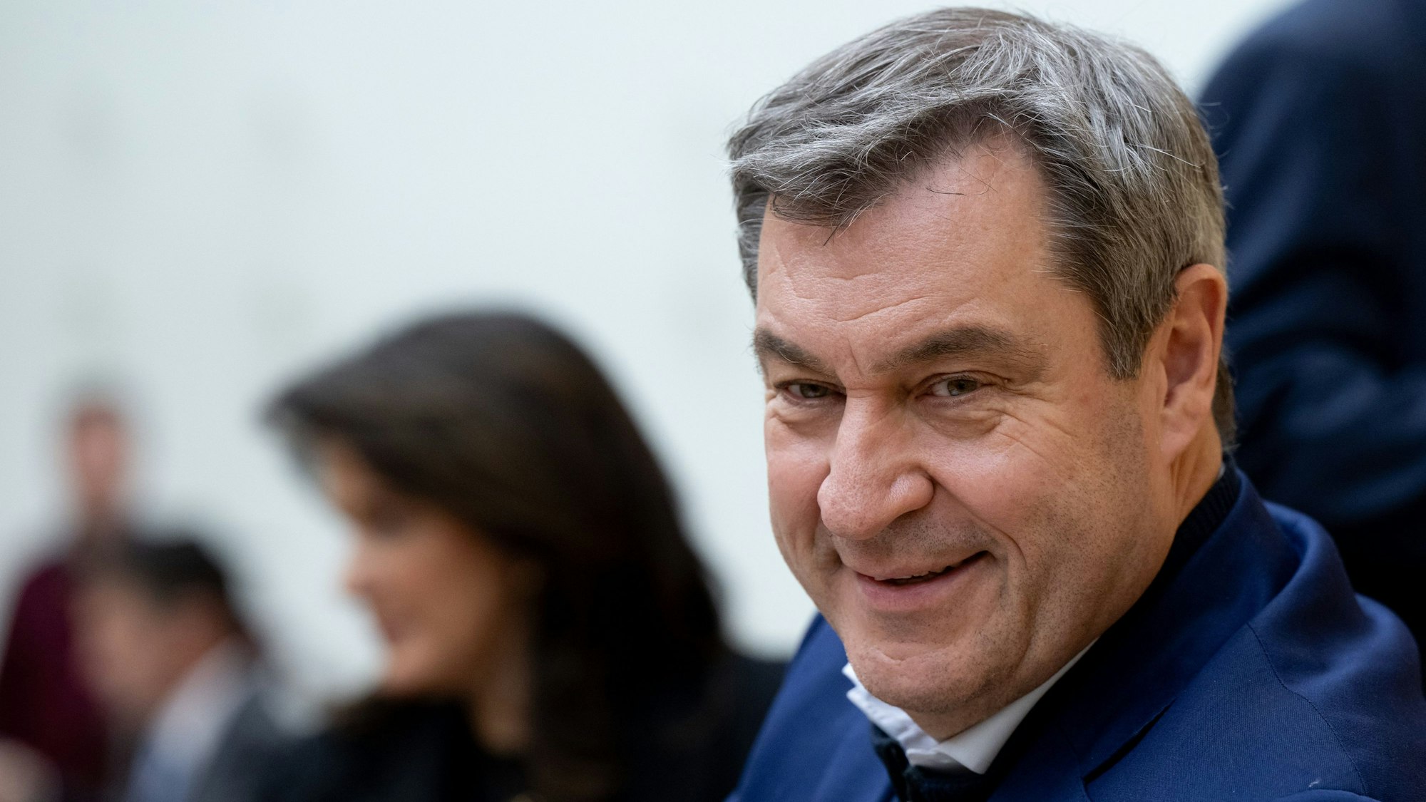 Markus Söder (CSU), Ministerpräsident von Bayern, sitzt im bayerischen Landtag vor einer Plenarsitzung im Plenarsaal auf seinem Platz.