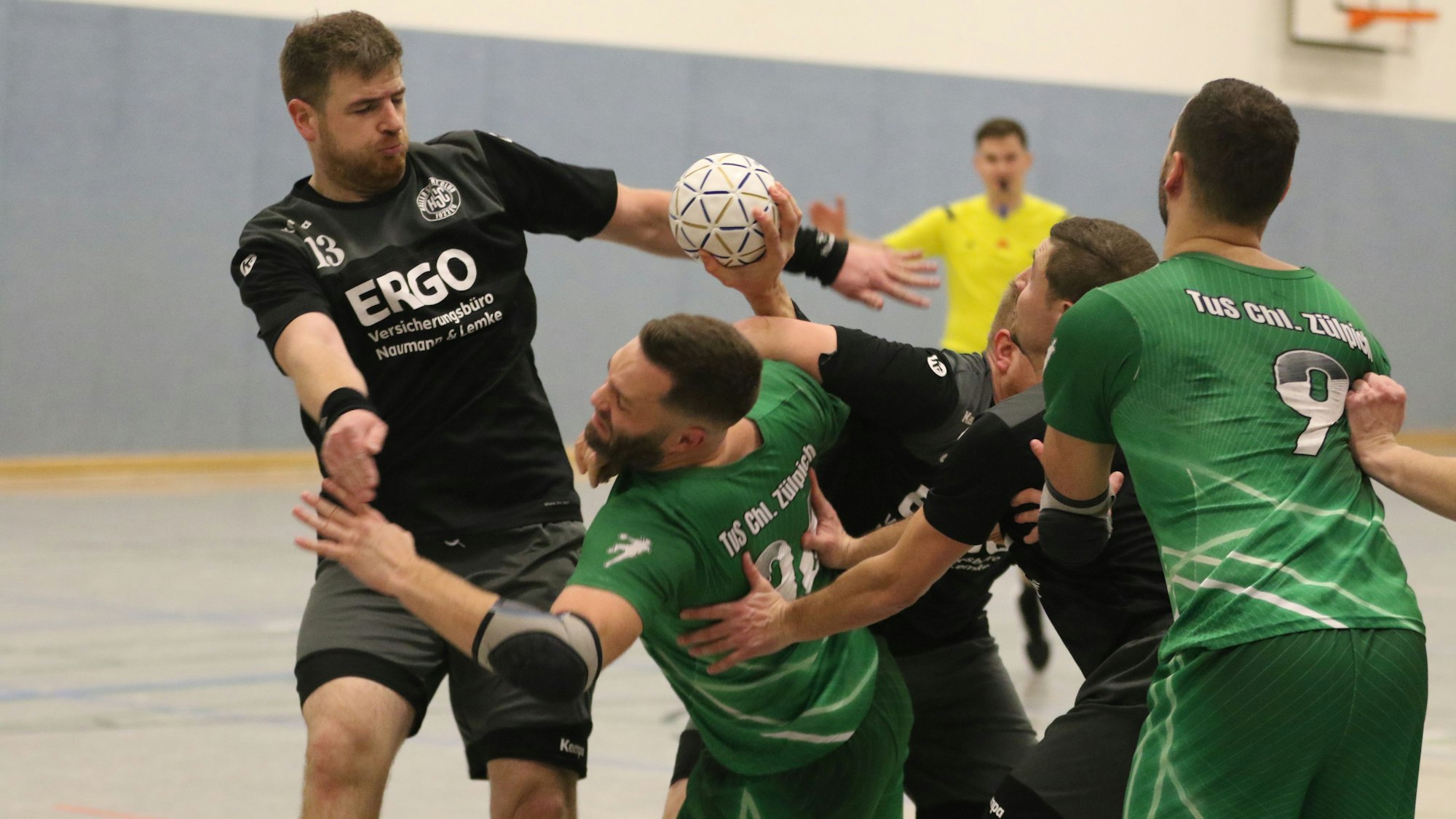 Zülpichs Daniel Schüller versucht sich durchzutanken,wird aber von Kalls Defensive gestoppt.