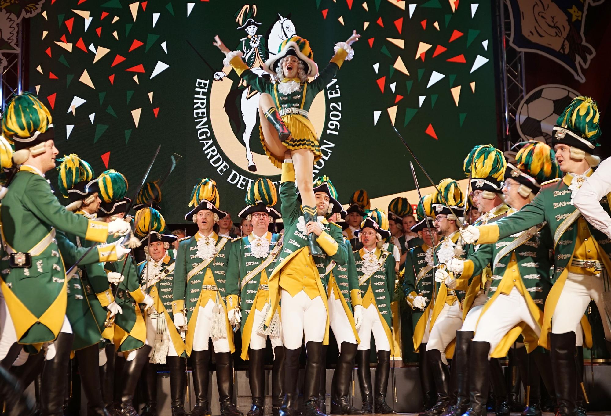 Tanzkorps der Ehrengarde auf der Bühne