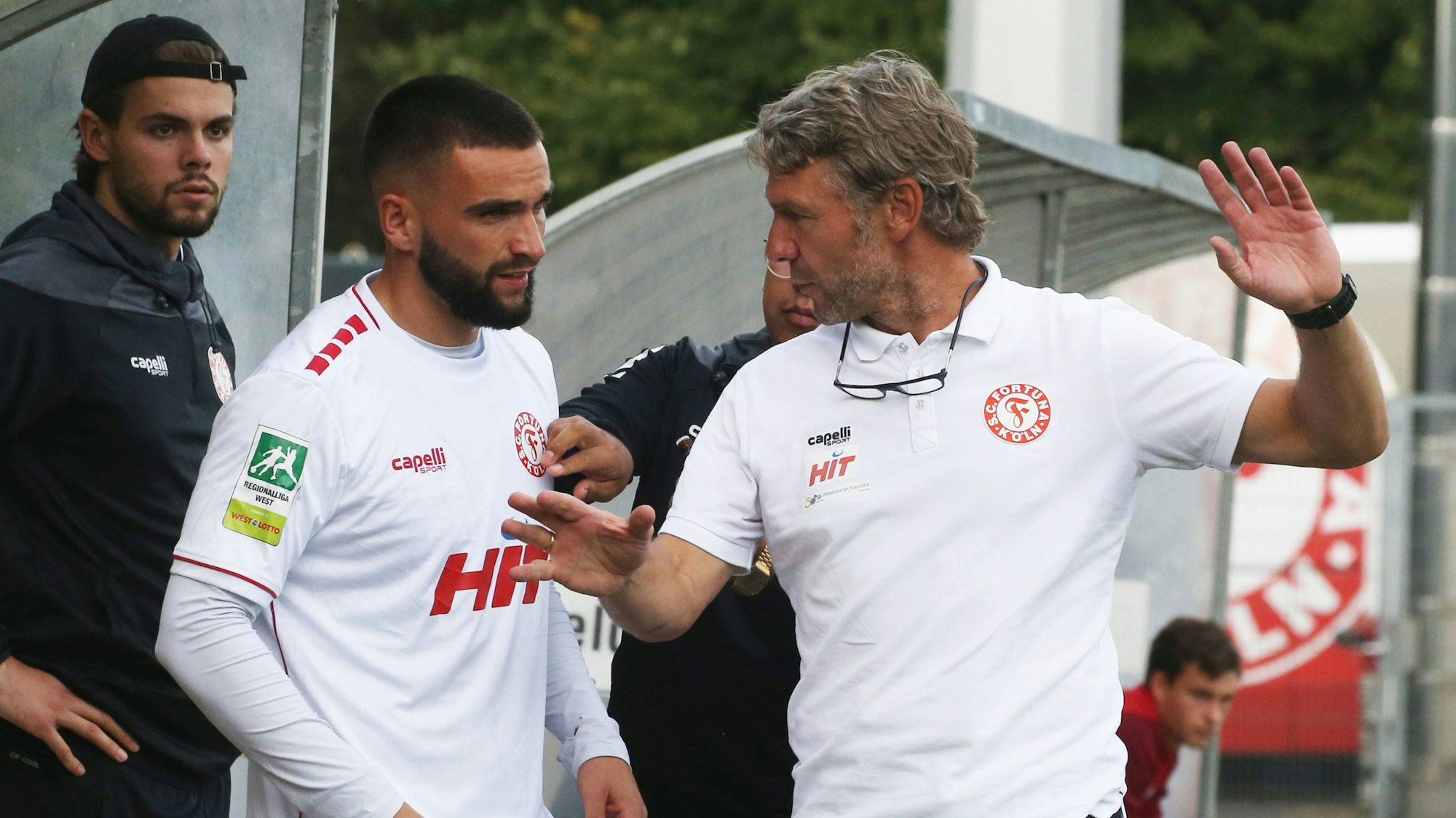 Regionallioga West, Saison 2023 - 2024, 9. Spieltag, 30.09.2023, Fortuna Düsseldorf U 23 - Fortuna Köln -- Markus von Ahlen wechselt Leon Demaj ein beide Fortuna Köln *** Regionallioga West, season 2023 2024, 9 matchday, 30 09 2023, Fortuna Düsseldorf U 23 Fortuna Köln Markus von Ahlen hires Leon Demaj both Fortuna Köln