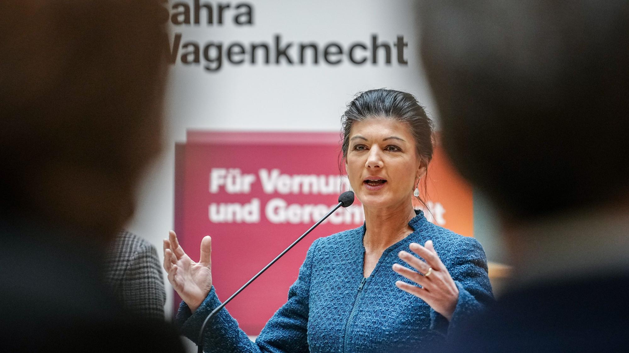Sahra Wagenknecht, Bundestagsabgeordnete, spricht anlässlich der Konstituierung der Gruppe „Bündnis Sahra Wagenknecht - Für Vernunft und Gerechtigkeit“ auf einer Pressekonferenz.