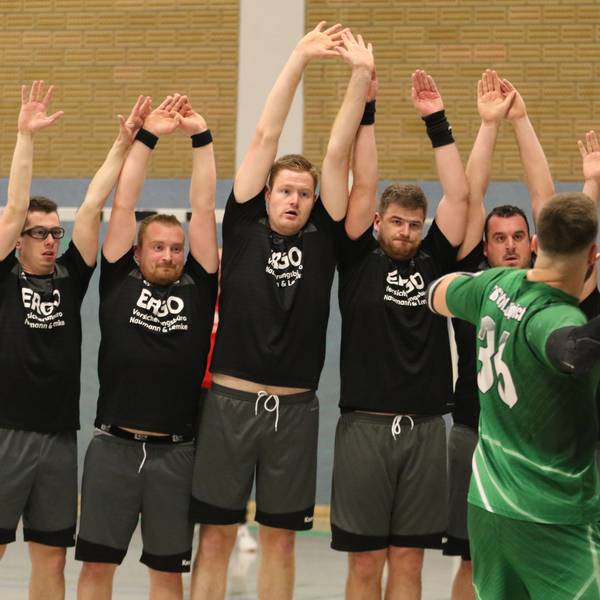 Der Kaller SC bildet eine Mauer, die Spieler reißen beim Freiwurf von Daniel Schüller die Arme hoch.