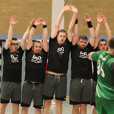 Der Kaller SC bildet eine Mauer, die Spieler reißen beim Freiwurf von Daniel Schüller die Arme hoch.