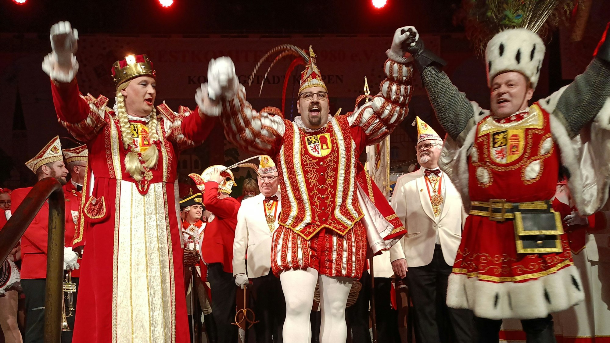 Das Bild zeigt das neue Dreigestirn:Jungfrau Katharina, Prinz Andi I. und Bauer Oliver.