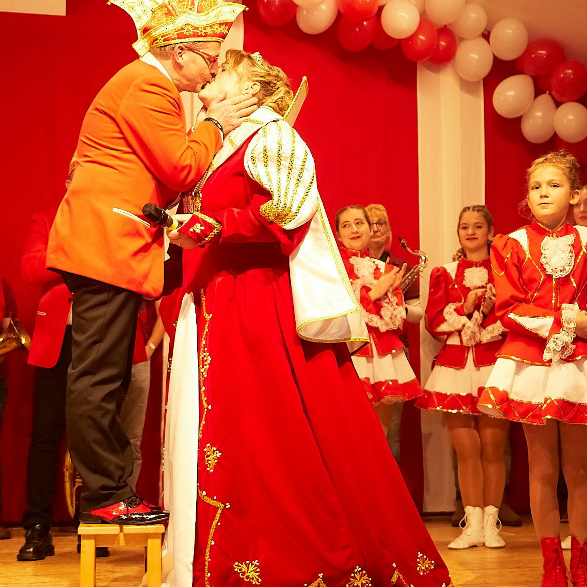 Immer noch auf dem Fußbänkchen stehend, küsst Jürgen Hohn seine Lebensgefährtin.