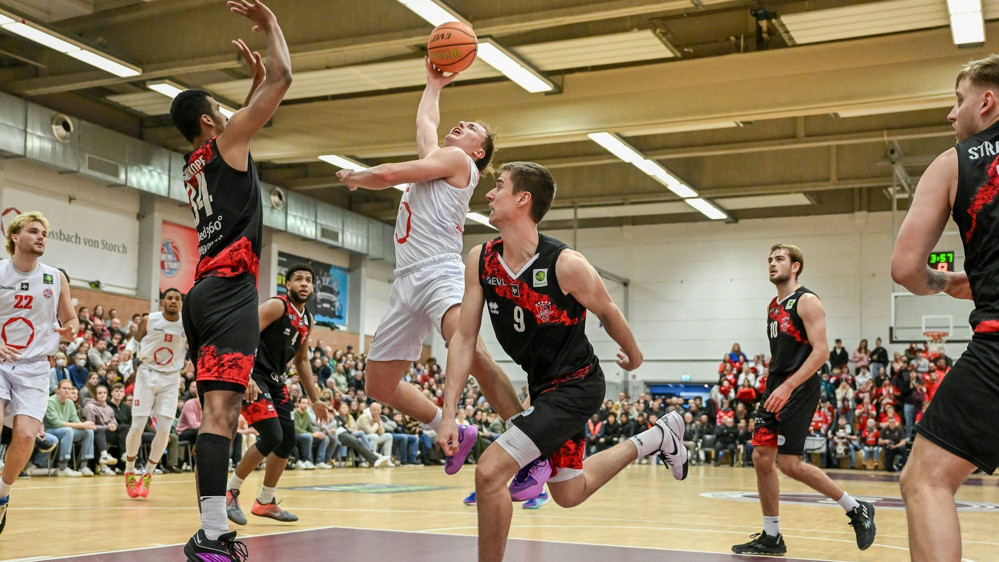 Barmer 2. Basketball Bundesliga ProB: Rheinstars Koeln vs. Bayer Giants Leverkusen, 06.01.2024 Rupert Hennen RheinStars Koeln 5, Barmer 2. Basketball Bundesliga ProB: Rheinstars Koeln vs. Bayer Giants Leverkusen am 06.01.2024 im ASV Koeln in Koeln Nordrhein-Westfalen *** Barmer 2 Basketball Bundesliga ProB Rheinstars Koeln vs Bayer Giants Leverkusen, 06 01 2024 Rupert Hennen RheinStars Koeln 5 , Barmer 2 Basketball Bundesliga ProB Rheinstars Koeln vs Bayer Giants Leverkusen on 06 01 2024 at ASV Koeln in Koeln North Rhine-Westphalia Copyright: xBEAUTIFULxSPORTS/Mueller-Laschetx