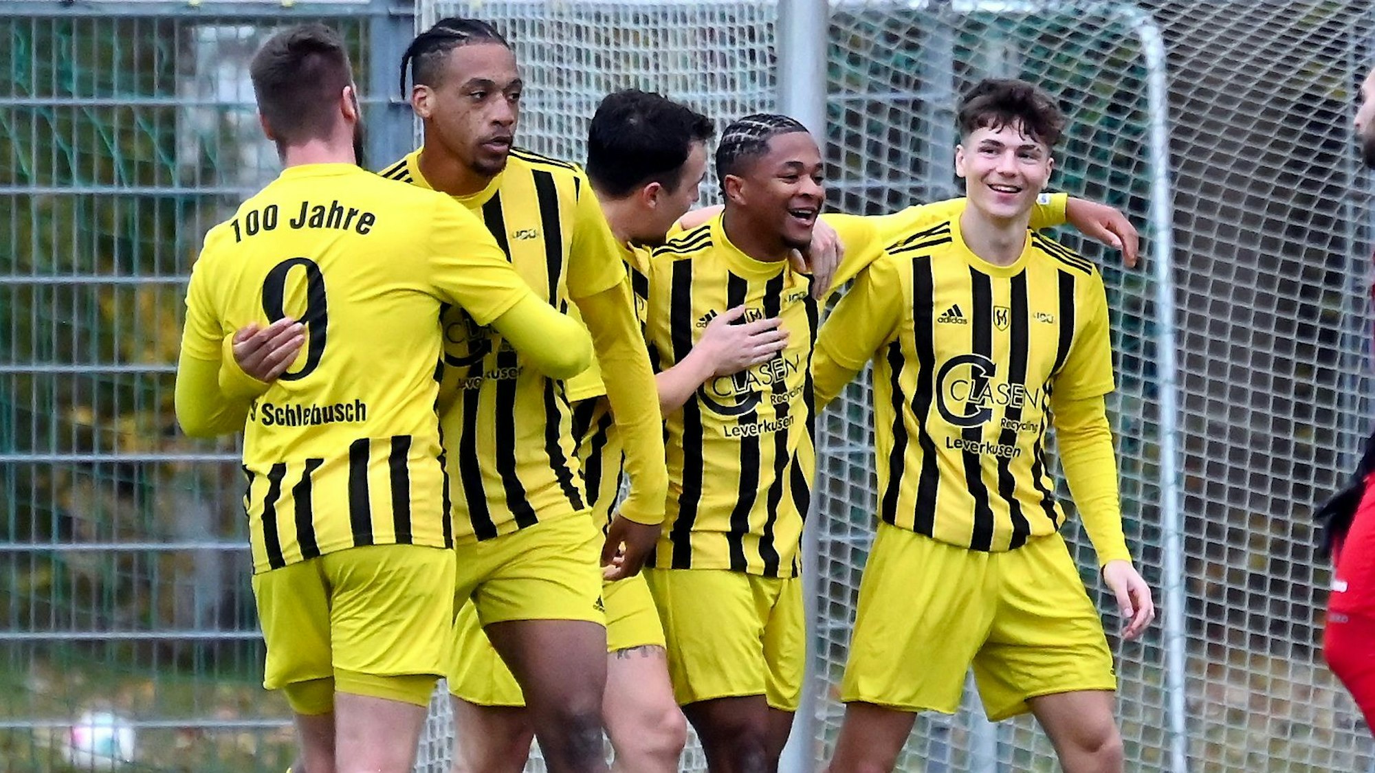 19.11.2023, Fussball-SV Schlebusch - Deutz 05
Freude nach dem 2.1 für Schlebusch durch Beni Kiwala (2.v.l.)
2.v.r. George Nguekam Tchamadeu (Torschütz zum 1:0)
Foto: Uli Herhaus