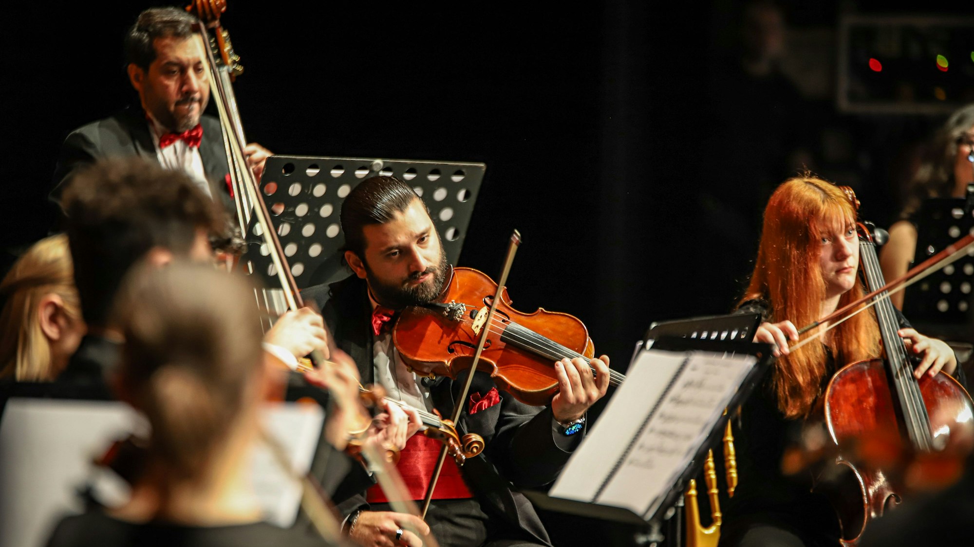 Streicher spielen im Forum Leverkusen.