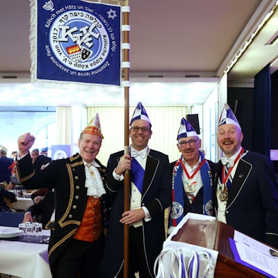 Vier Männer in Uniform schauen in die Kamera.