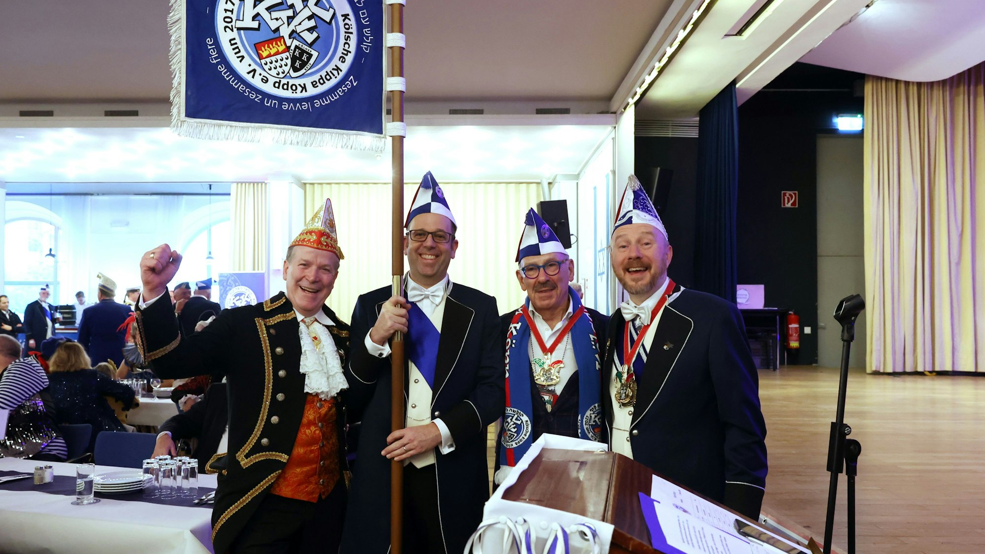 Vier Männer in Uniform schauen in die Kamera.