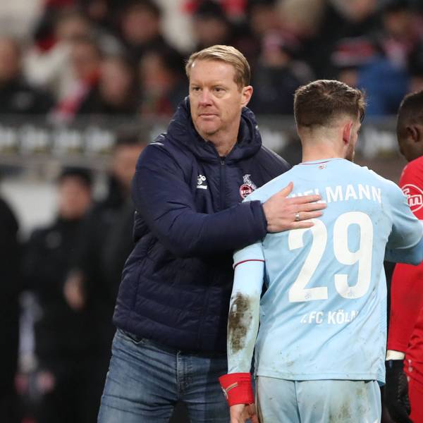 Timo Schultz, neuer Trainer des 1. FC Köln, bedankt sich nach dem Abpfiff des Testspiels bei Rot-Weiß Essen (4:4) bei Jan Thielmann, der nach der Pause als Kapitän auflief.