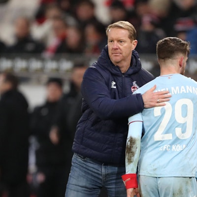 Timo Schultz, neuer Trainer des 1. FC Köln, bedankt sich nach dem Abpfiff des Testspiels bei Rot-Weiß Essen (4:4) bei Jan Thielmann, der nach der Pause als Kapitän auflief.