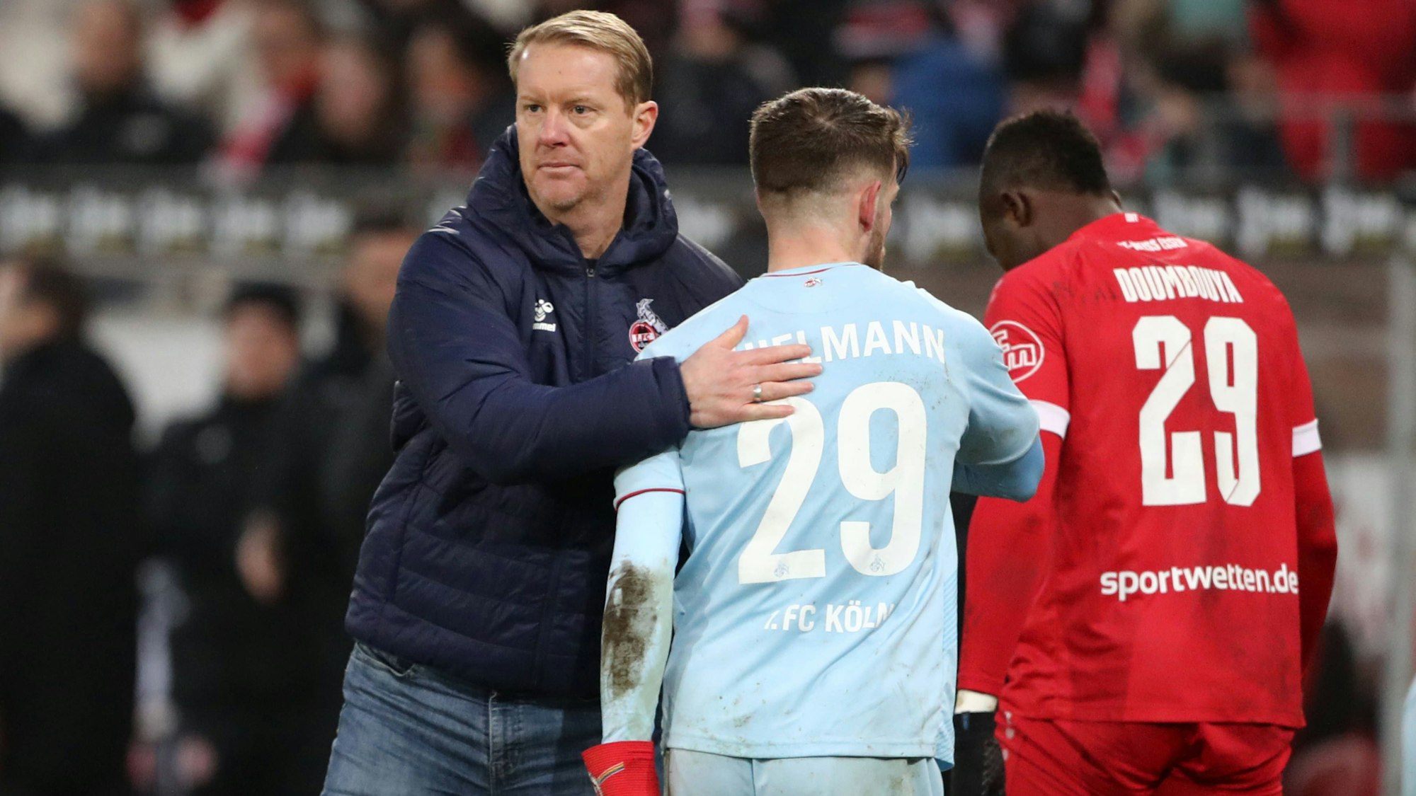 Timo Schultz, neuer Trainer des 1. FC Köln, bedankt sich nach dem Abpfiff des Testspiels bei Rot-Weiß Essen (4:4) bei Jan Thielmann, der nach der Pause als Kapitän auflief.