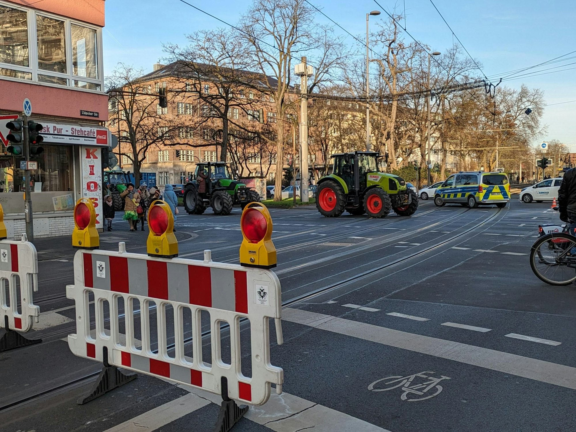 Traktoren fahren durch das ganze Kölner Stadtgebiet, hier im Bereich Universitätsstraße/Zülpicher Straße.