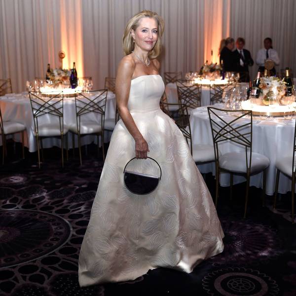 Gillian Anderson trägt ein elfenbeinfarbenes, trägerloses Kleid von Gabriela Hearst mit aufgestickten Vulva-Motiven.