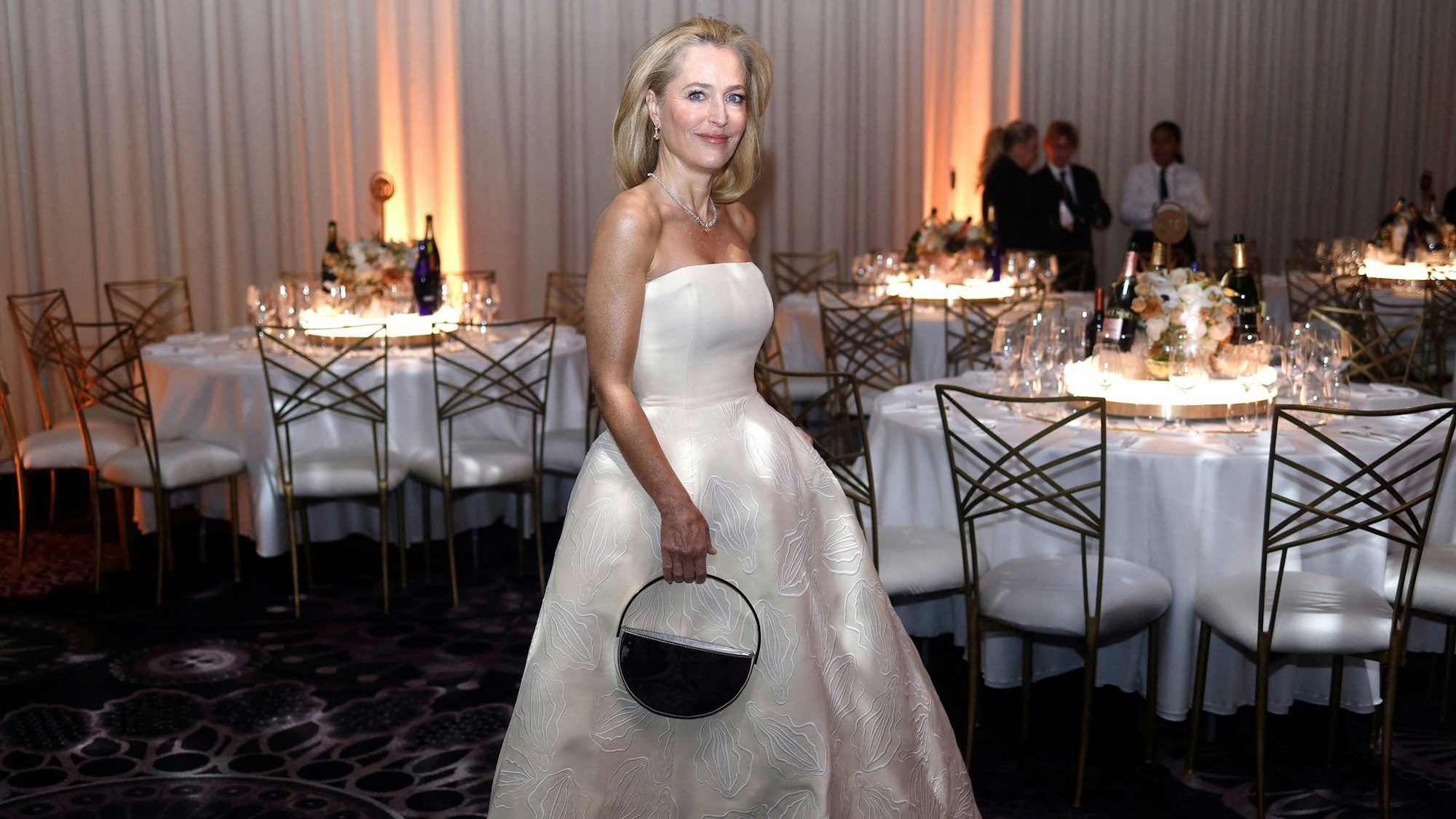 Gillian Anderson trägt ein elfenbeinfarbenes, trägerloses Kleid von Gabriela Hearst mit aufgestickten Vulva-Motiven.