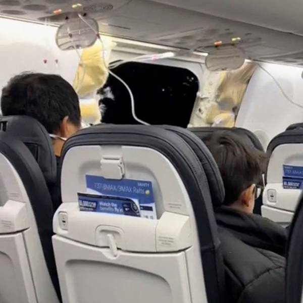 Dieser Screenshot aus einem von einer Passagierin aufgenommen Video zeigt das Loch in einer Boeing 737-9 Max.
