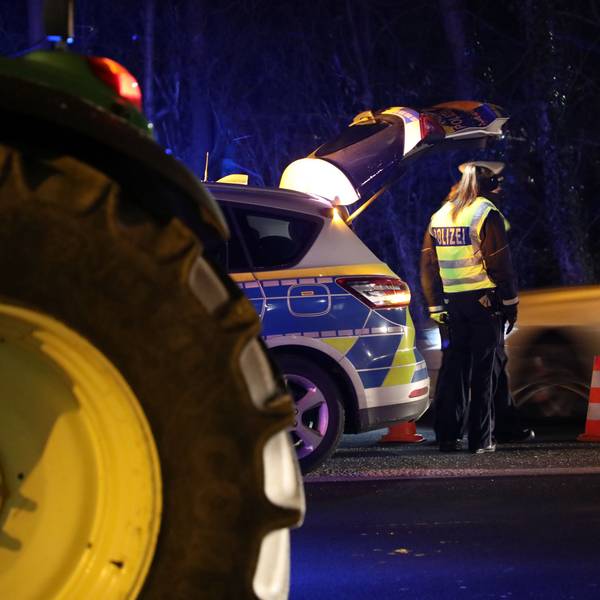 Eine Polizistin und ein Polizist regeln in Overath in der Nacht den Verkehr.
