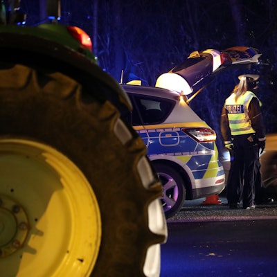 Eine Polizistin und ein Polizist regeln in Overath in der Nacht den Verkehr.