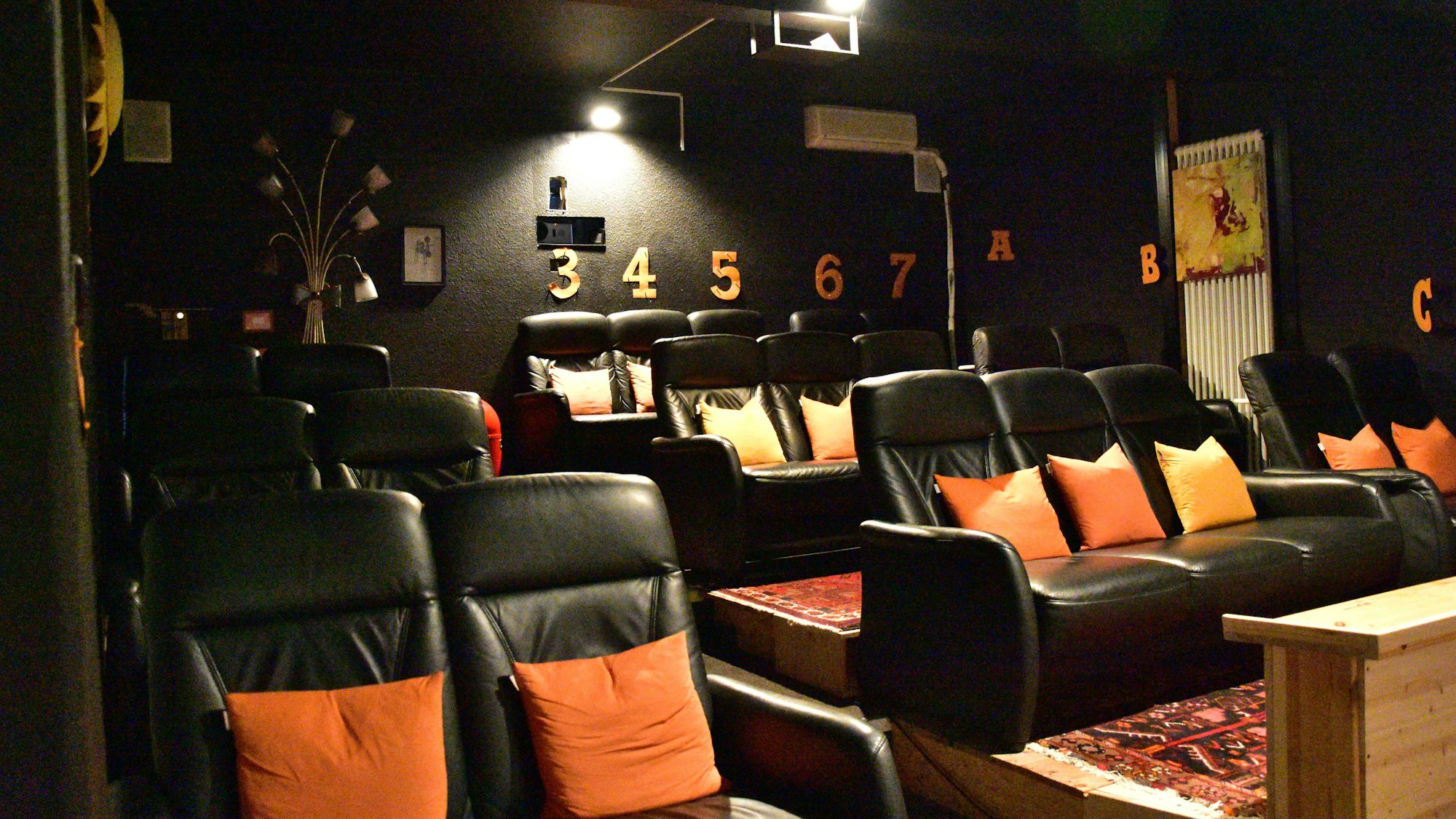 Kinosaal der Studio-Kino-Lounge in Sankt Augustin. Wohnzimmer-Atmosphäre auf etwa 50 Quadratmetern.