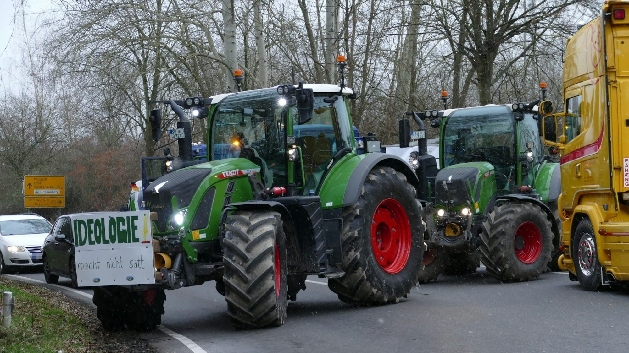 Mit schwerem Gerät wurden zahlreiche Straßen blockiert.