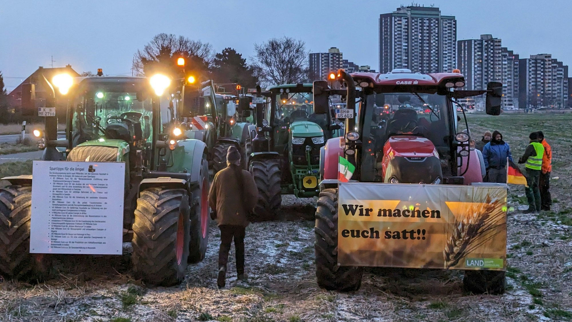 Zwischen 500 und 600 Traktoren formierten sich im Bereich des Konraderhof in Hürth zur Weiterfahrt in Richtung Eifeltor.