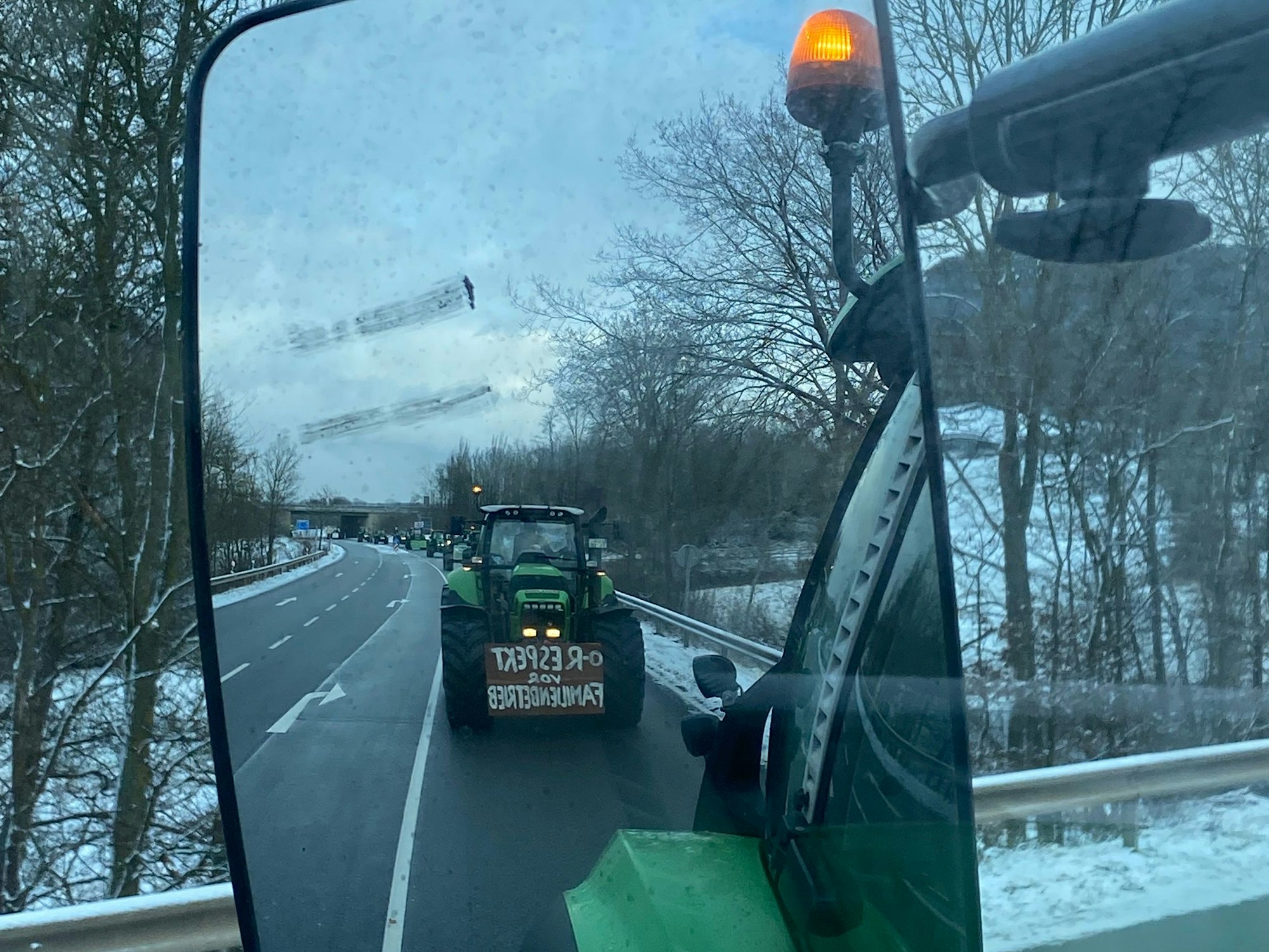 Im Rückspiegel sind viele Traktoren zu sehen.