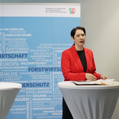 Silke Gorißen (CDU), Nordrhein-Westfälische Landwirtschaftsministerin, spricht bei eine Pressekonferenz neben Bernhard Conzen, Präsident des Rheinischen Landwirtschafts-Verbands.