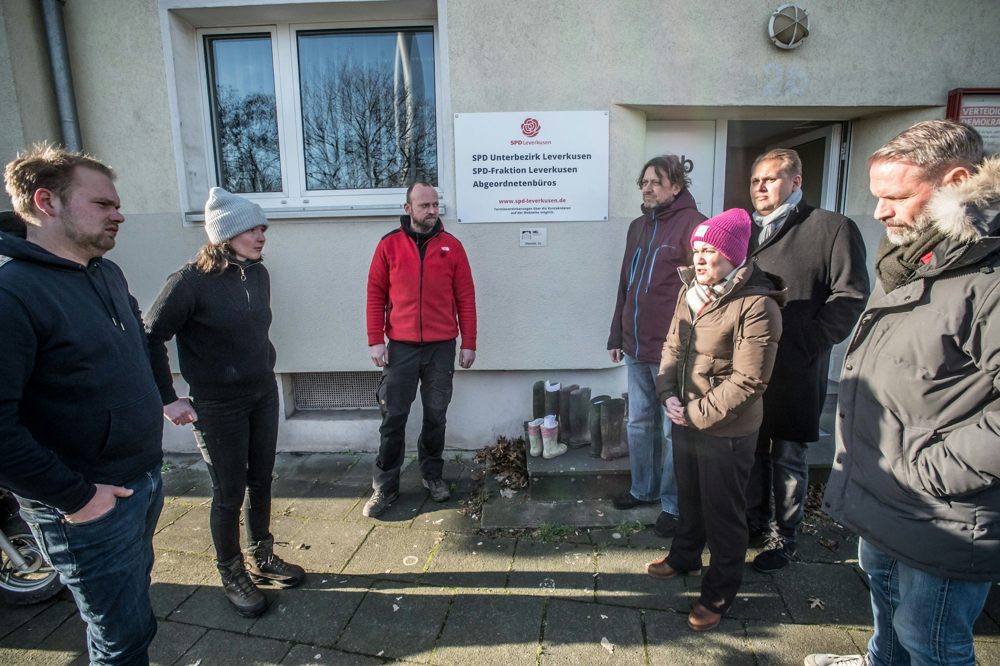 Links die Bauern, rechts die Politiker: Gummistiefel-Übergabe bei der SPD.