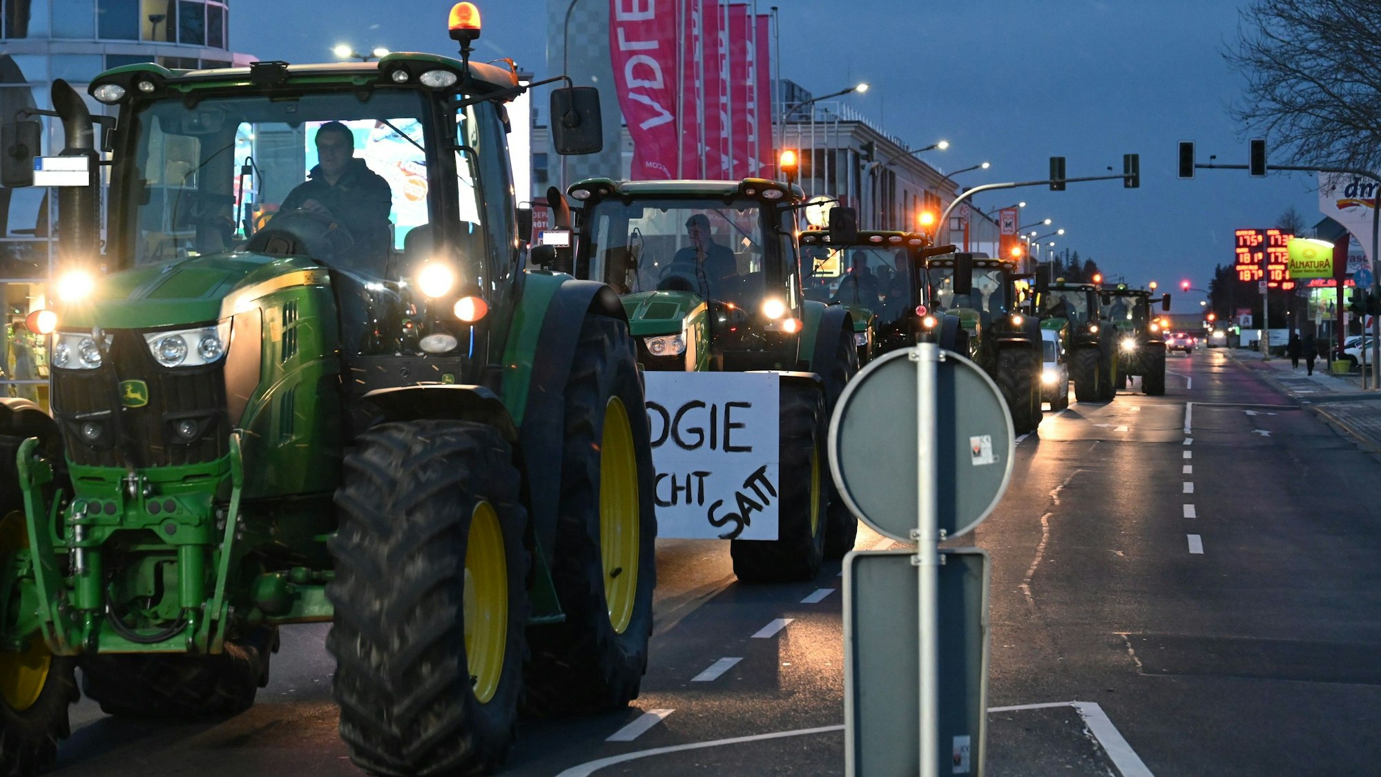 Auf dem Foto sind Traktoren im Konvoi in Kerpen zu sehen.