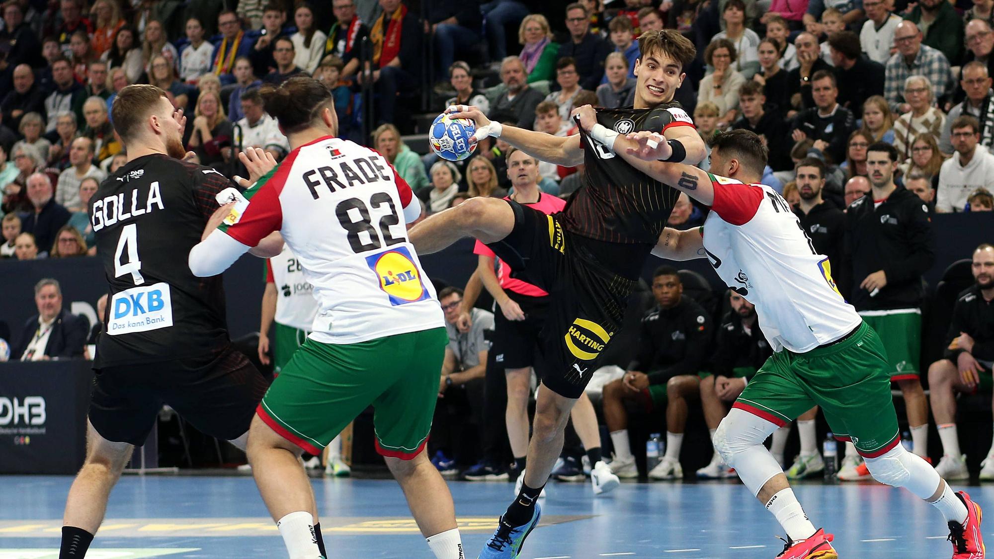 Julian Köster ist auf dem Handballfel nicht leicht zu stoppen.