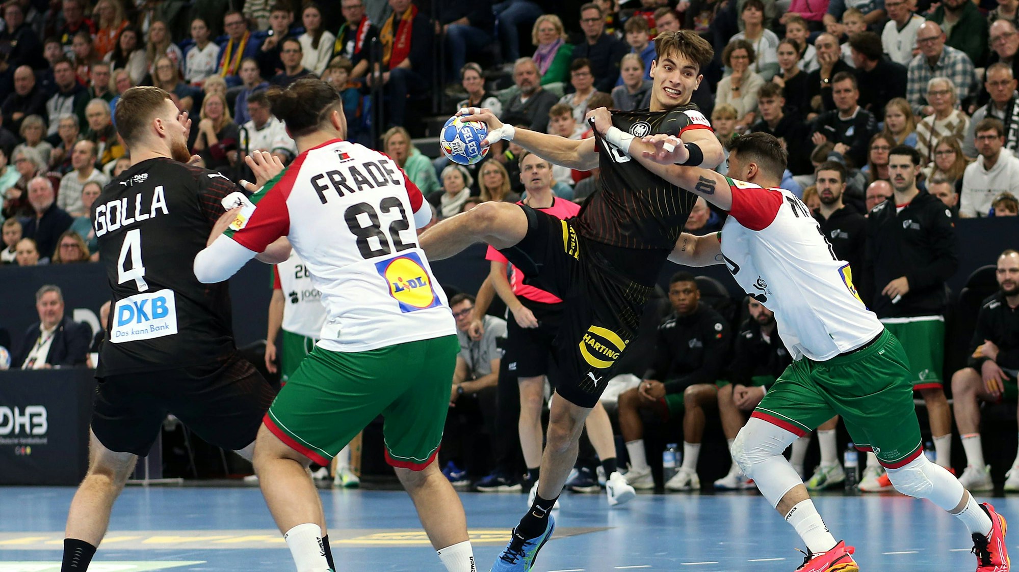 Julian Köster ist auf dem Handballfel nicht leicht zu stoppen.