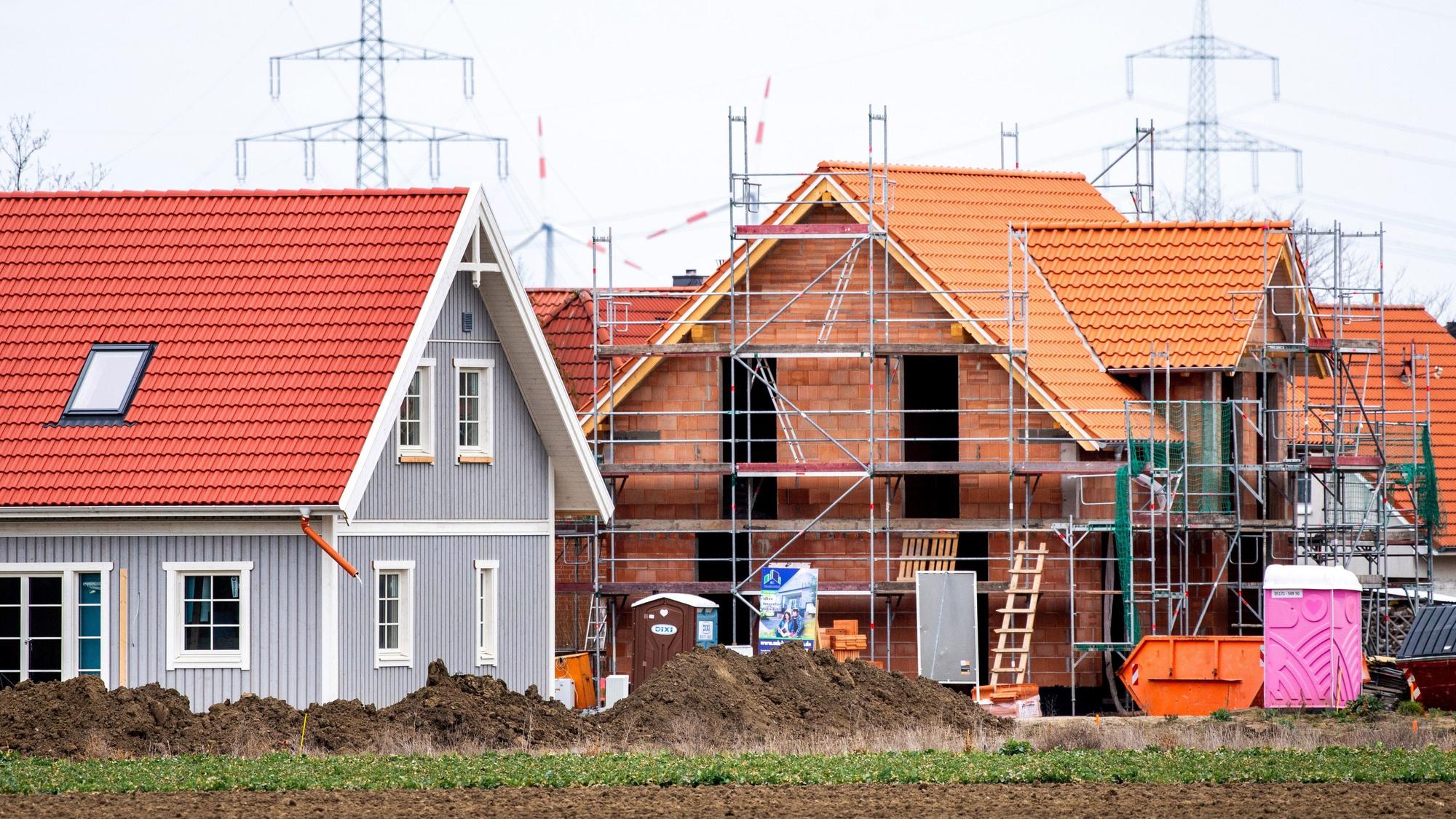 Mehrere im Bau befindliche Einfamilienhäuser stehen in einem Neubaugebiet Foto: Hauke-Christian Dittrich/dpa +++ dpa-Bildfunk +++