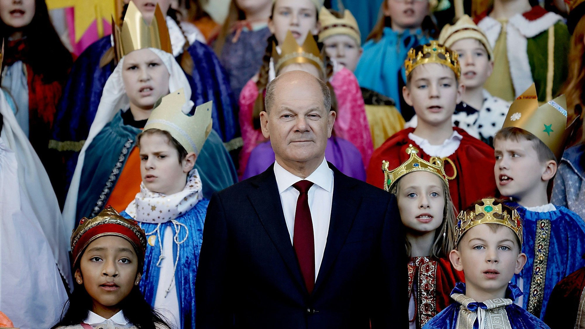 Bundeskanzler Olaf Scholz (SPD) steht während des Empfangs von Sternsingern aus allen 27 deutschen Diözesen im Bundeskanzleramt zwischen Sternsingern. 108 Königinnen und Könige kommen nach Berlin und vertreten dort die engagierten Mädchen und Jungen, die sich um den Jahreswechsel bundesweit an der 66. Aktion Dreikönigssingen beteiligen.