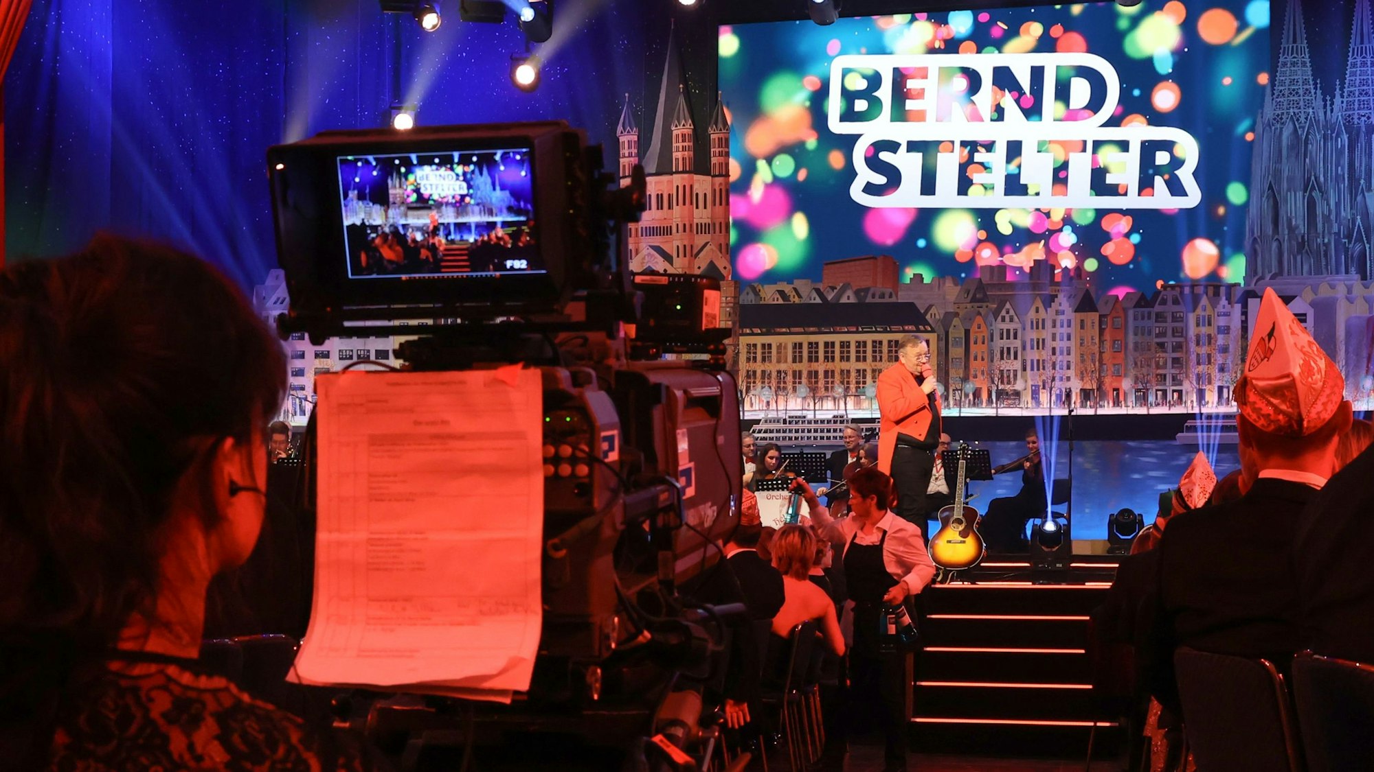 Eine Kamerafrau filmt im Gürzenich die Bühne.